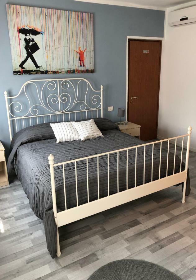 Irides Rooms A Un Passo Dai Parchi Divertimento Lazise Bagian luar foto